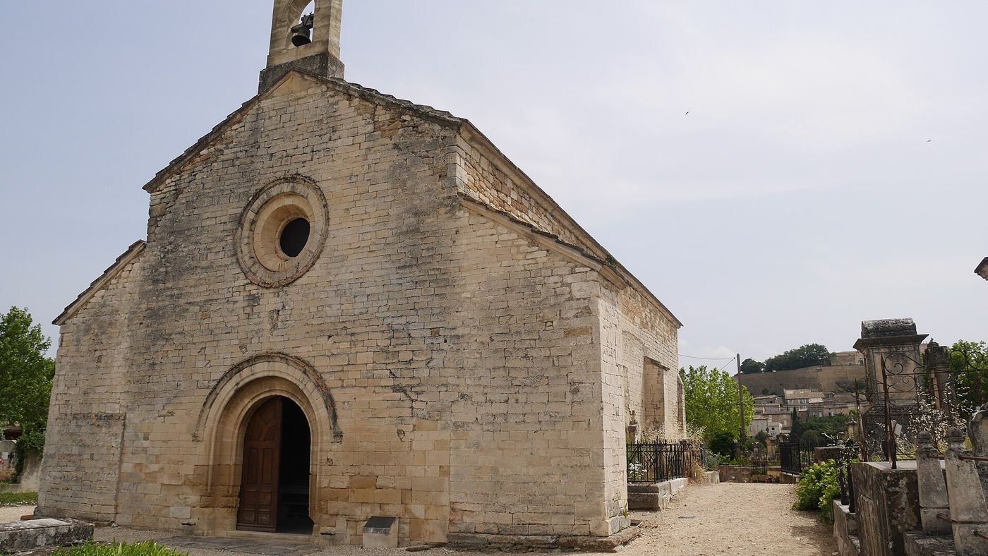 La façade romane de la chapelle Saint-Vincent de Grignan, avec son oculus et son clocher-mur