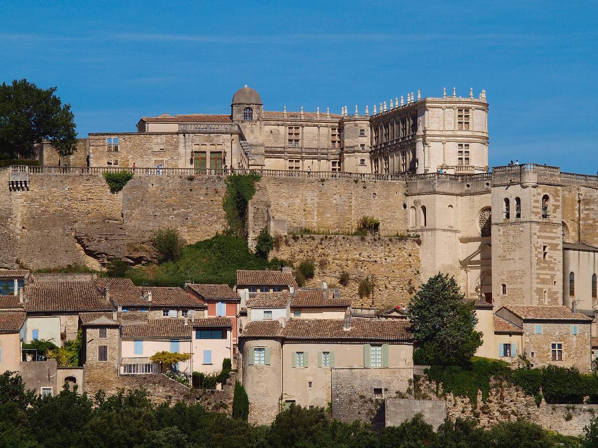 Le château de Grignan au-dessus des toits du village, vu de loin