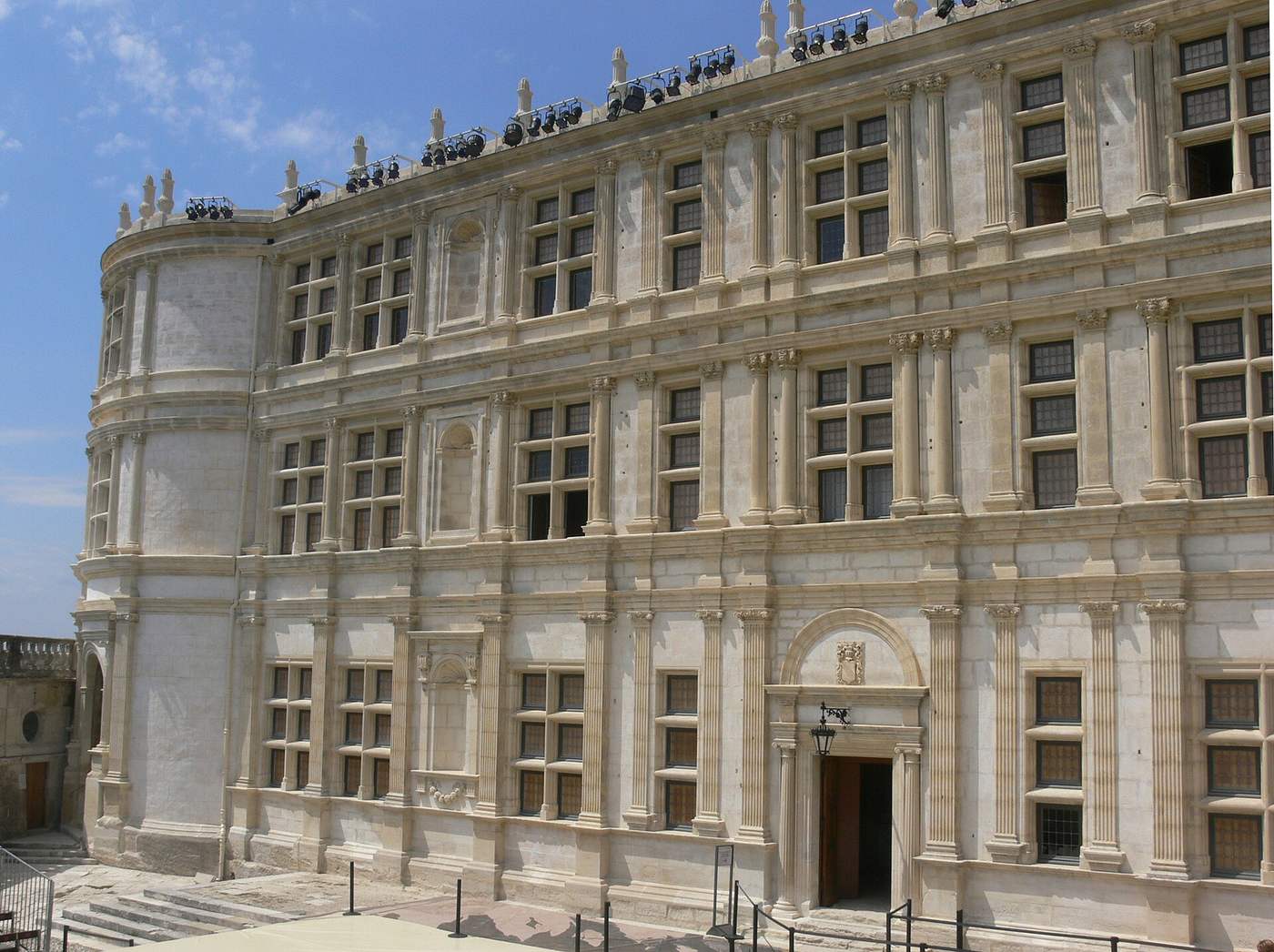 La façade Renaissance du château de Grignan, sur la cour d'honneur
